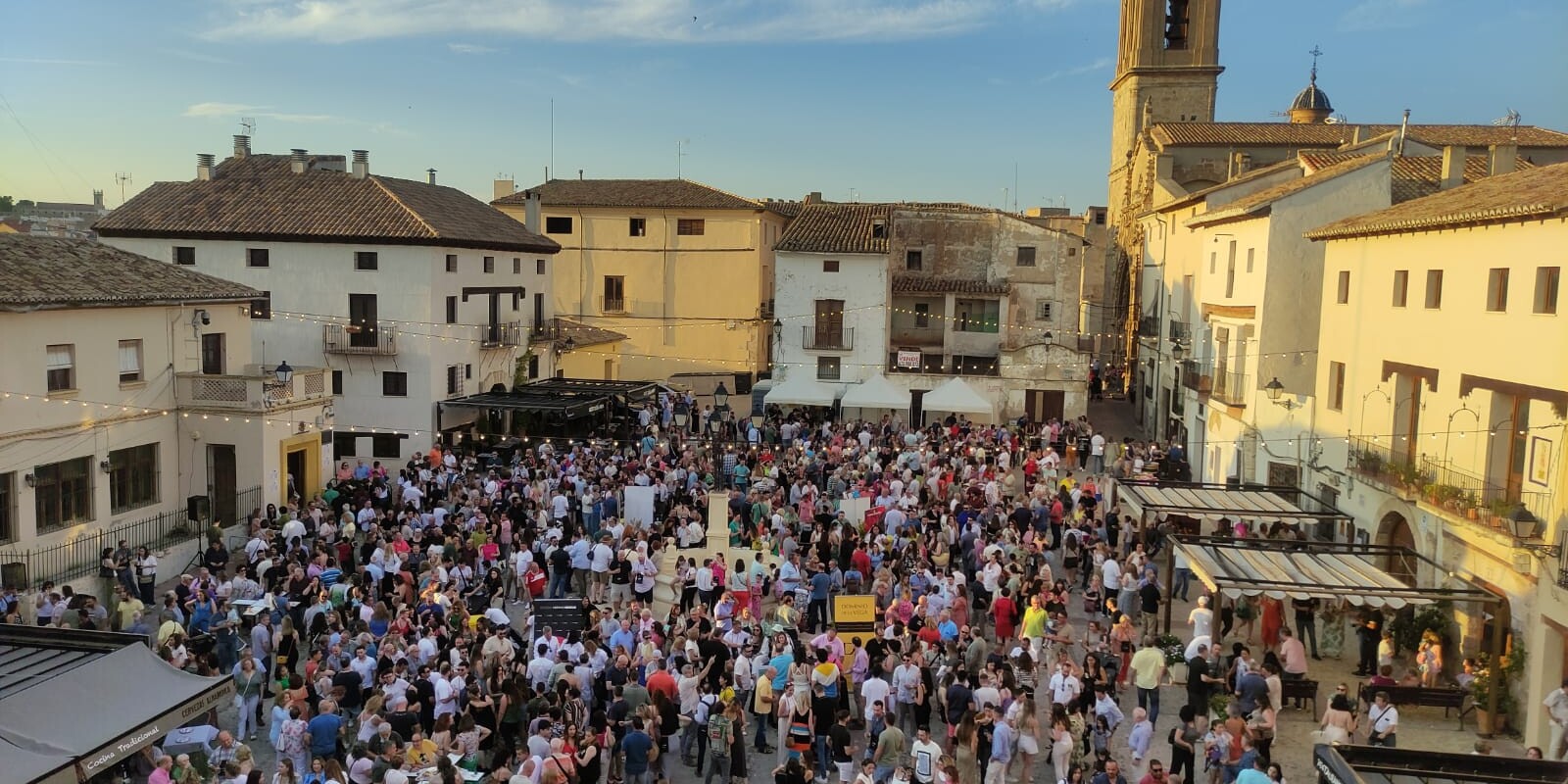 Vista superior de una plaza en Requena durante el evento Requena Es Cava