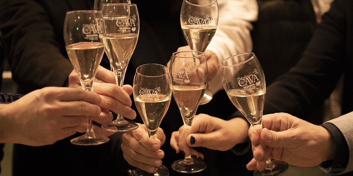 Copas de cava brindando con el loo de Cava de Requena